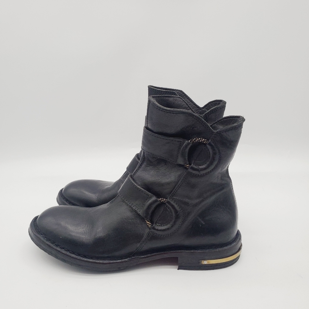 MOMA boots 37
